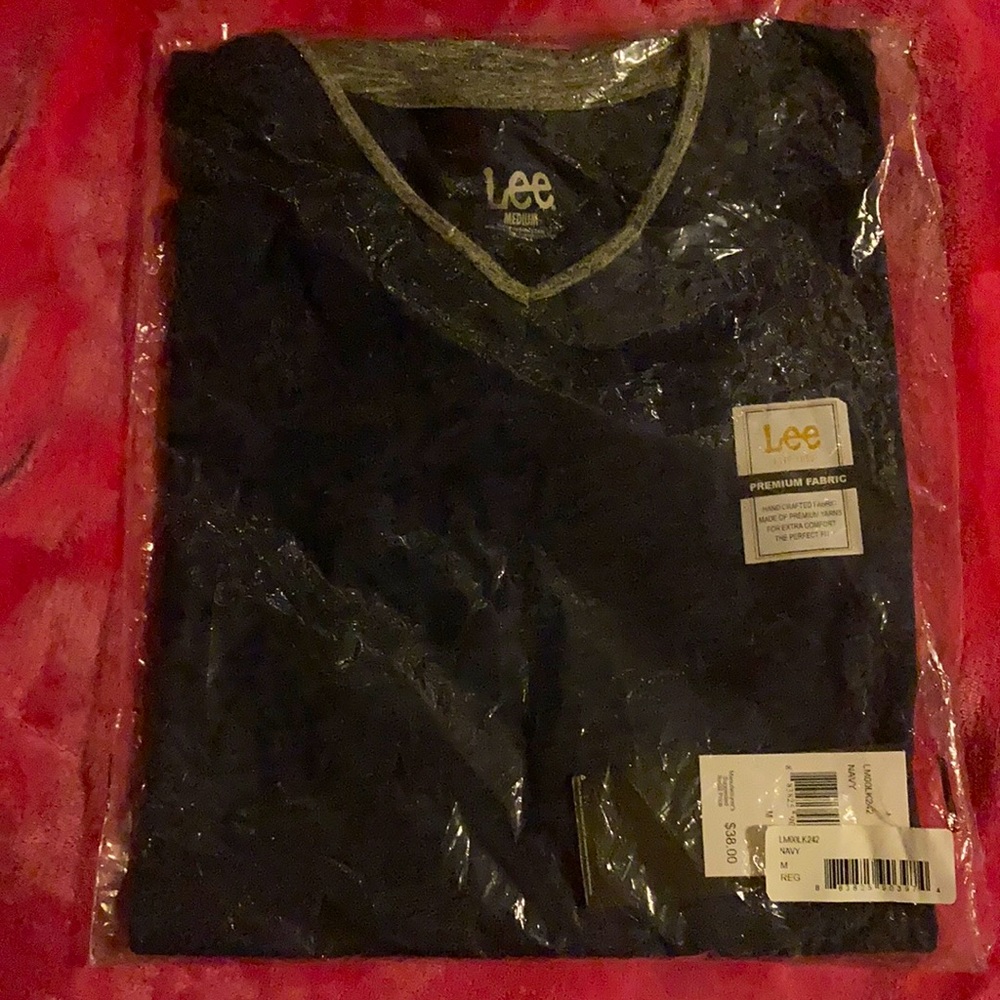 Lee Brand Size medium V-Neck T-Shirt for Men